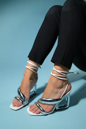 LuviShoes Creed Schuhe Mit Absatz Und Knöchelriemen In Und Silber für Damen - 39