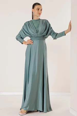 By Saygı Langes Kleid Aus Satin Mit Gerafften Ärmeln, Knopfdetail, Gefütterter Und Perlenbesetzter Vorderseite für Damen - 44