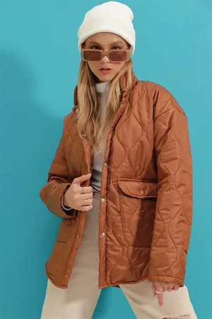 Trend Alacati stili Hellbrauner Steppmantel Mit Babykragen Und Gefütterten Taschen für Damen - M