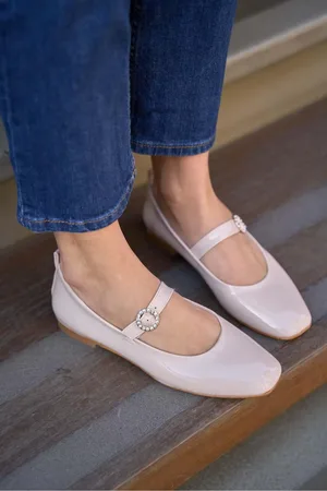 Madamra Ballerinas Aus Cremefarbenem Lackleder Mit Stumpfer Zehenpartie Und Einem Riemen für Damen - 39
