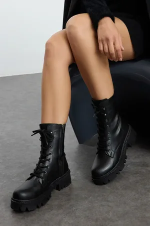 Trendyol Schwarze Stiefel Mit Reißverschluss Und Spitzendetail Und Kurzem, Flachem Absatz für Damen - 36
