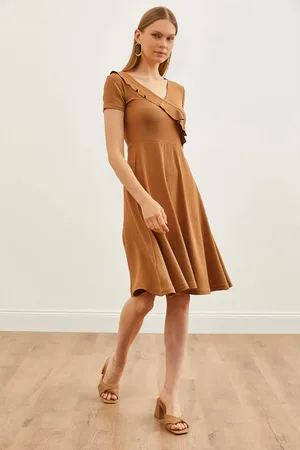 Olalook Kamelfarbenes Minikleid Mit Zweireihigem Kragen Und Rüschendetail für Damen - M