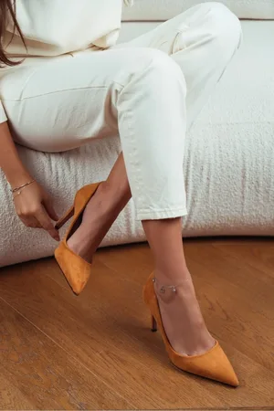 NİŞANTAŞI SHOES Stiletto Aus Melody Camel Wildleder Mit Spitzer Zehenpartie für Damen - 37