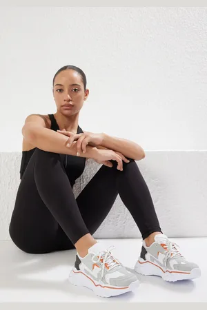 Trendyol Grauer, Kontrastfarbener Block-plateau-sneaker für Damen - 39