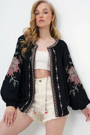 Trend Alacati stili Schwarze Rücken- Und Ärmelstickerei, Ballonärmel, Pompom, Detaillierte Sommerjacke für Damen - 40