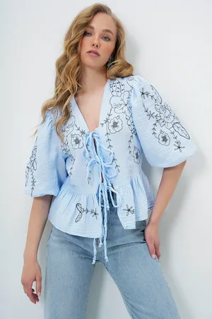 Trend Alacati stili Babyblauer Rock Mit V-ausschnitt, Schnürung Und Stickerei, Volantbluse Aus Musselin Und Leinen für Damen - 38