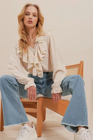 Trend Alacati stili Beigefarbene Bluse Aus Webstoff Mit Babykragen, Muschelmuster Und Rippdetail Und Rüschen Vorne für Damen - L