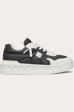 VALENTINO GARAVANI ONE STUD XL LOW-TOP SNEAKER AUS KALBSLEDER UND NYLON Mann 39
