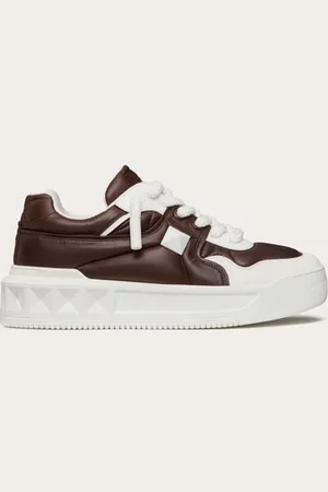 VALENTINO GARAVANI ONE STUD XL LOW-TOP SNEAKER AUS KALBSLEDER UND GLÄNZENDEM NYLON Mann 39