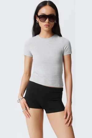 Weekday Schmal geschnittenes T-Shirt