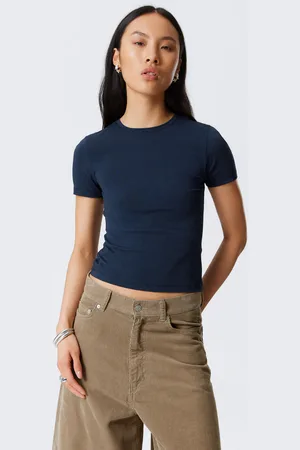 Weekday Schmal geschnittenes T-Shirt
