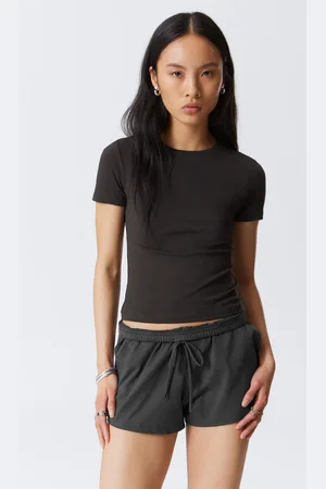 Weekday Schmal geschnittenes T-Shirt