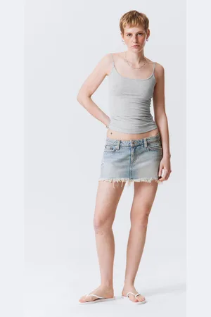 Weekday Minirock aus fransigem Denim mit niedrigem Bund