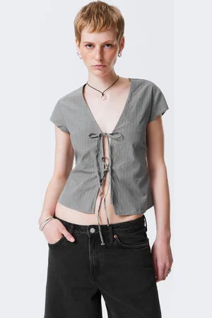 Weekday Baumwollbluse mit V-Ausschnitt und Bindebändchen