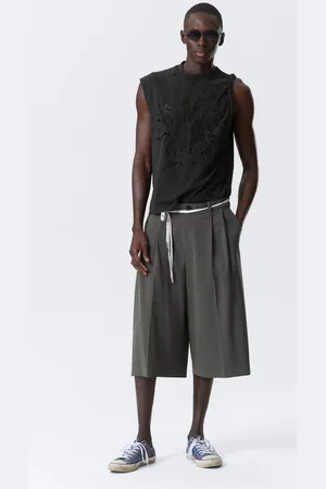 Weekday Locker geschnittene Plissee-Anzugshorts