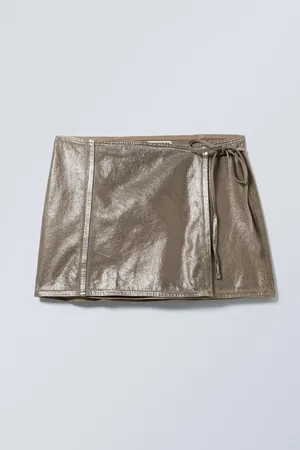 Weekday Metallic-Mini-Wickelrock mit niedriger Taille